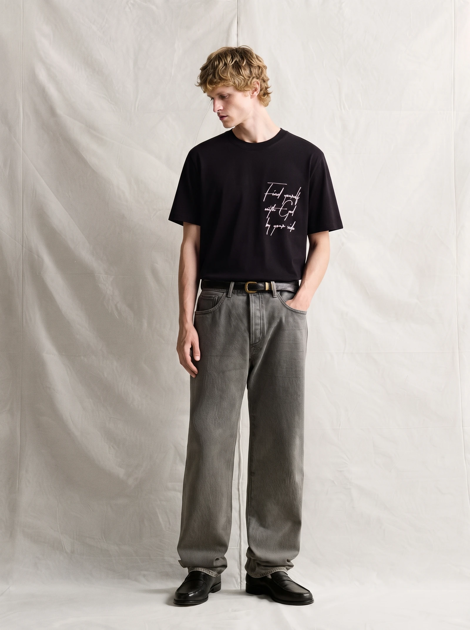 Bellbring Black Minimalist Graphic T-Shirt | "Find Yourself" Quote Printed Cotton Tee Unisex view 5
