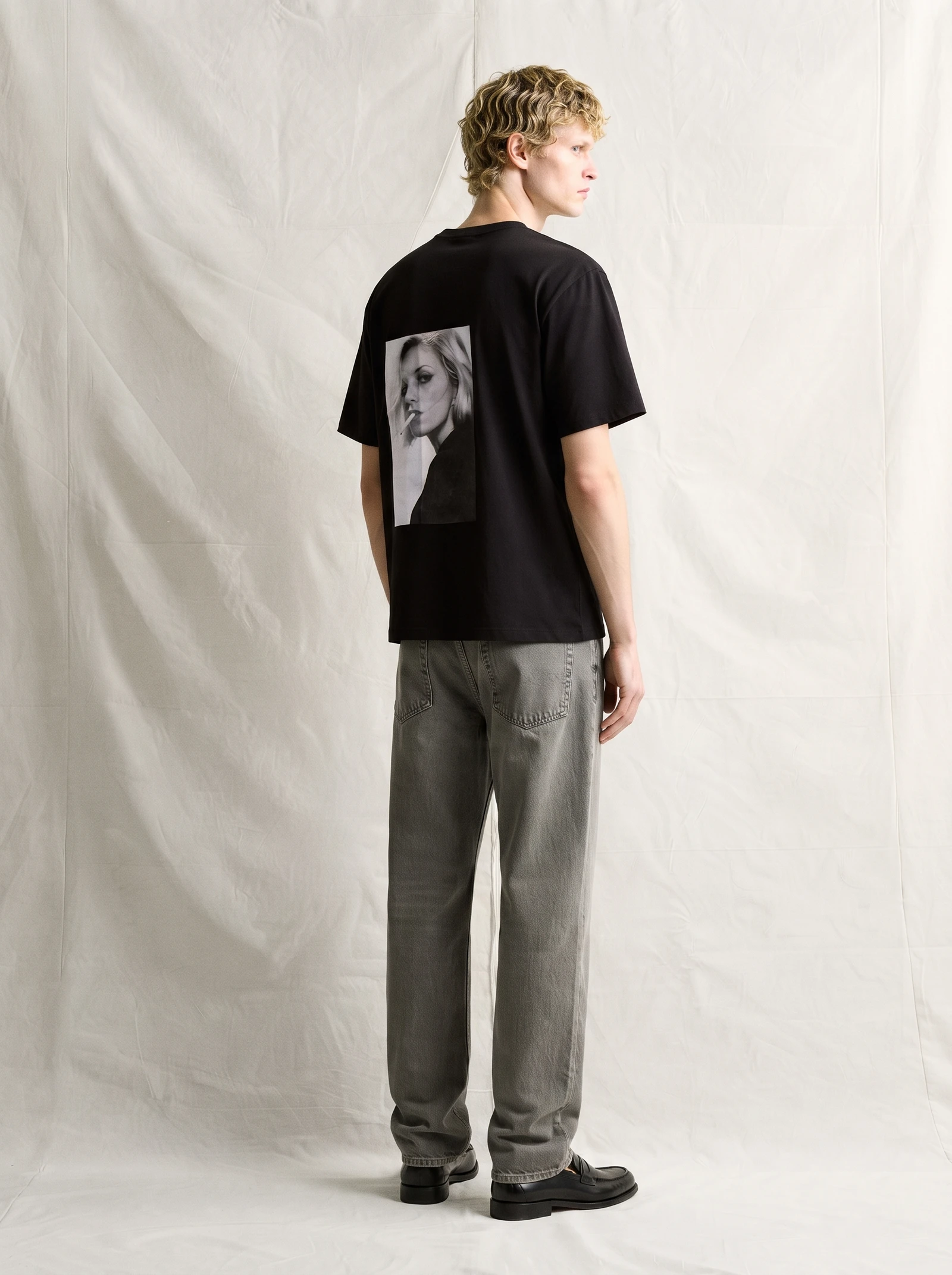 Bellbring Black Minimalist Graphic T-Shirt | "Find Yourself" Quote Printed Cotton Tee Unisex view 4
