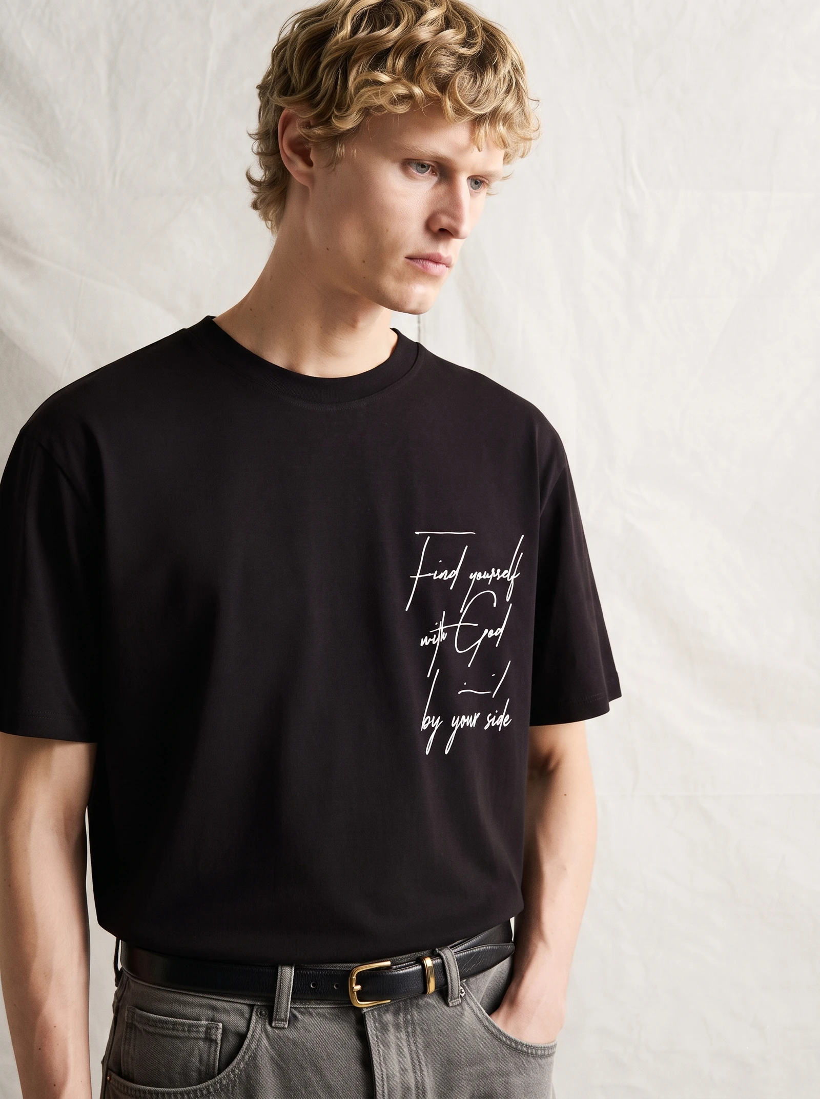 Bellbring Black Minimalist Graphic T-Shirt | "Find Yourself" Quote Printed Cotton Tee Unisex view 3
